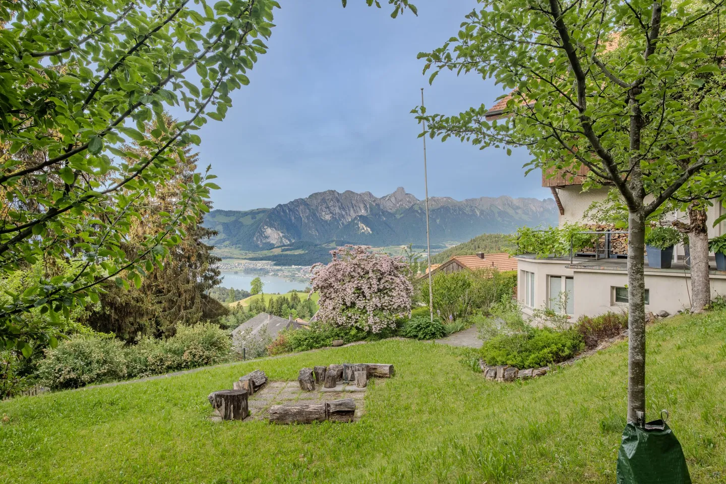 GRANDES PROPRIÉTÉS - Une maison charmante avec beaucoup d'espace et de potentiel dans un emplacement unique. - Photo 3 sur 10