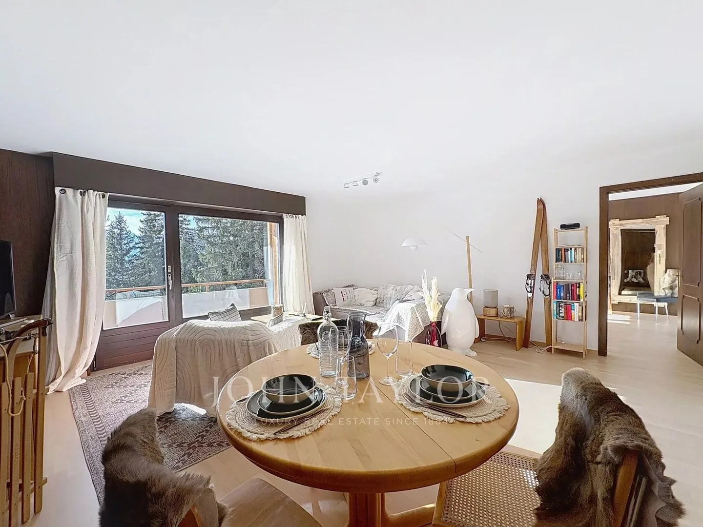 CRANS MONTANA - 3.5 ROOM SKI-IN / SKI-OUT WITH PANORAMIC ALPINE VIEW - Photo 2 of 13