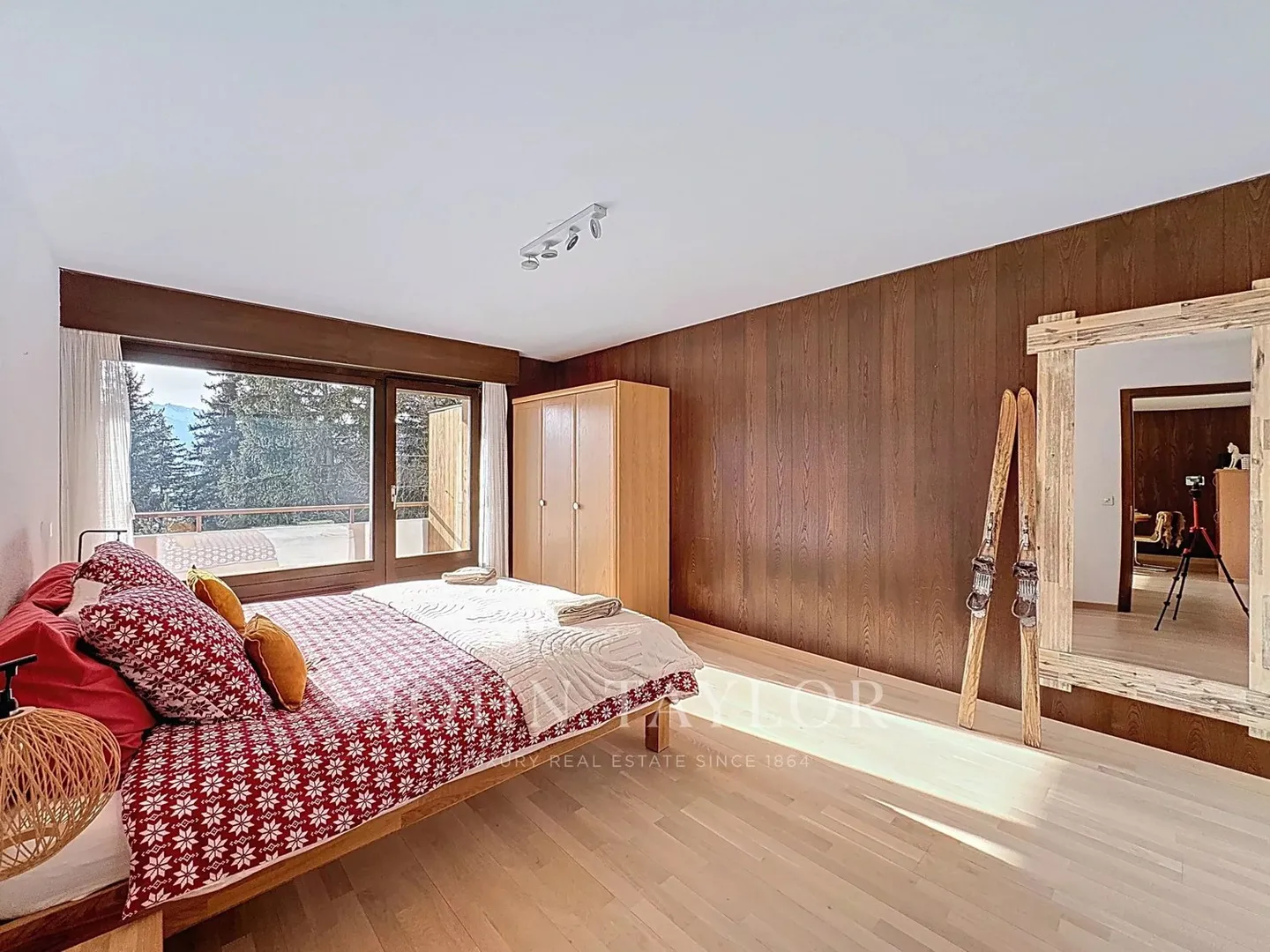 CRANS MONTANA - 3.5 ROOM SKI-IN / SKI-OUT WITH PANORAMIC ALPINE VIEW - Photo 7 of 13