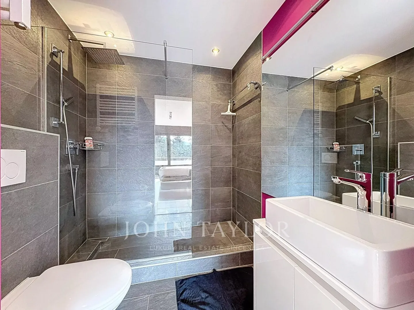 CRANS MONTANA - 3.5 ROOM SKI-IN / SKI-OUT WITH PANORAMIC ALPINE VIEW - Photo 8 of 13