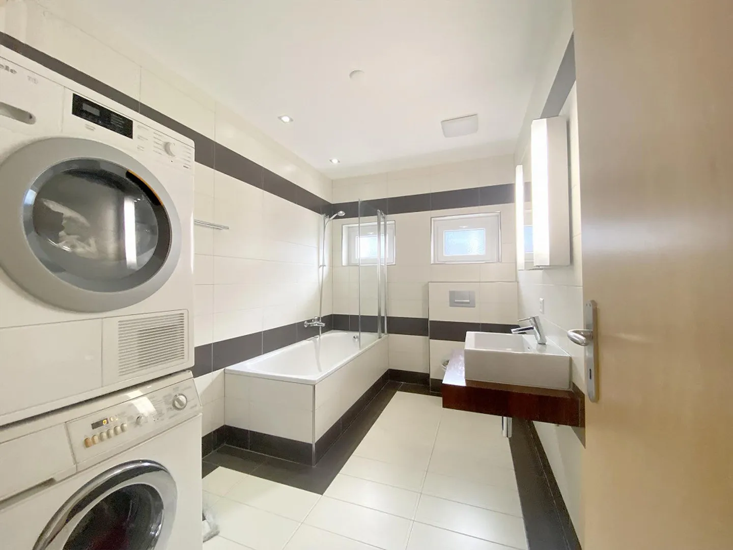 Casa unifamiliare con appartamento - Foto 4 di 30