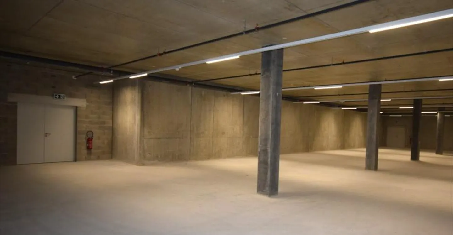 Mixed-use building for rent - Photo 6 of 6