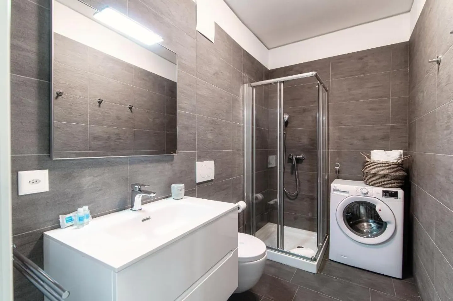 APPARTAMENTO 2 LOCALI, ULTIMO PIANO - IN RESIDENZA MODERNA - Foto 7 di 9