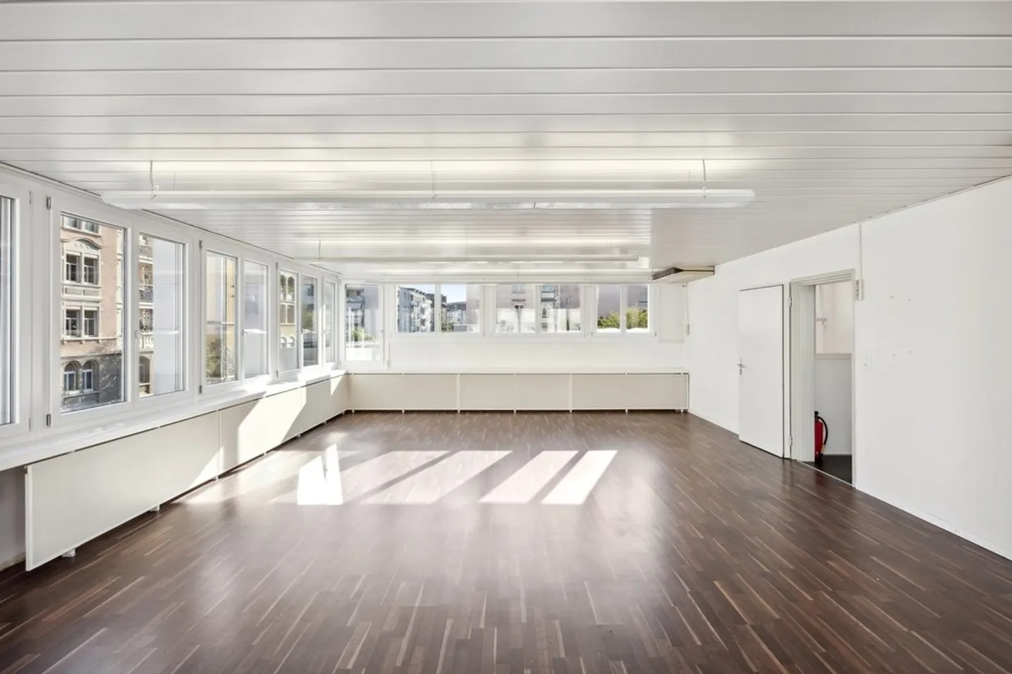 Bureaux/espaces de formation attractifs (328m2) près de l'accès autoroutier - Photo 6 sur 10