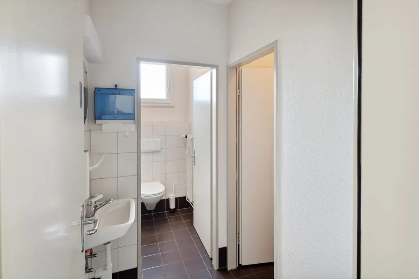 Bureaux/espaces de formation attractifs (328m2) près de l'accès autoroutier - Photo 10 sur 10