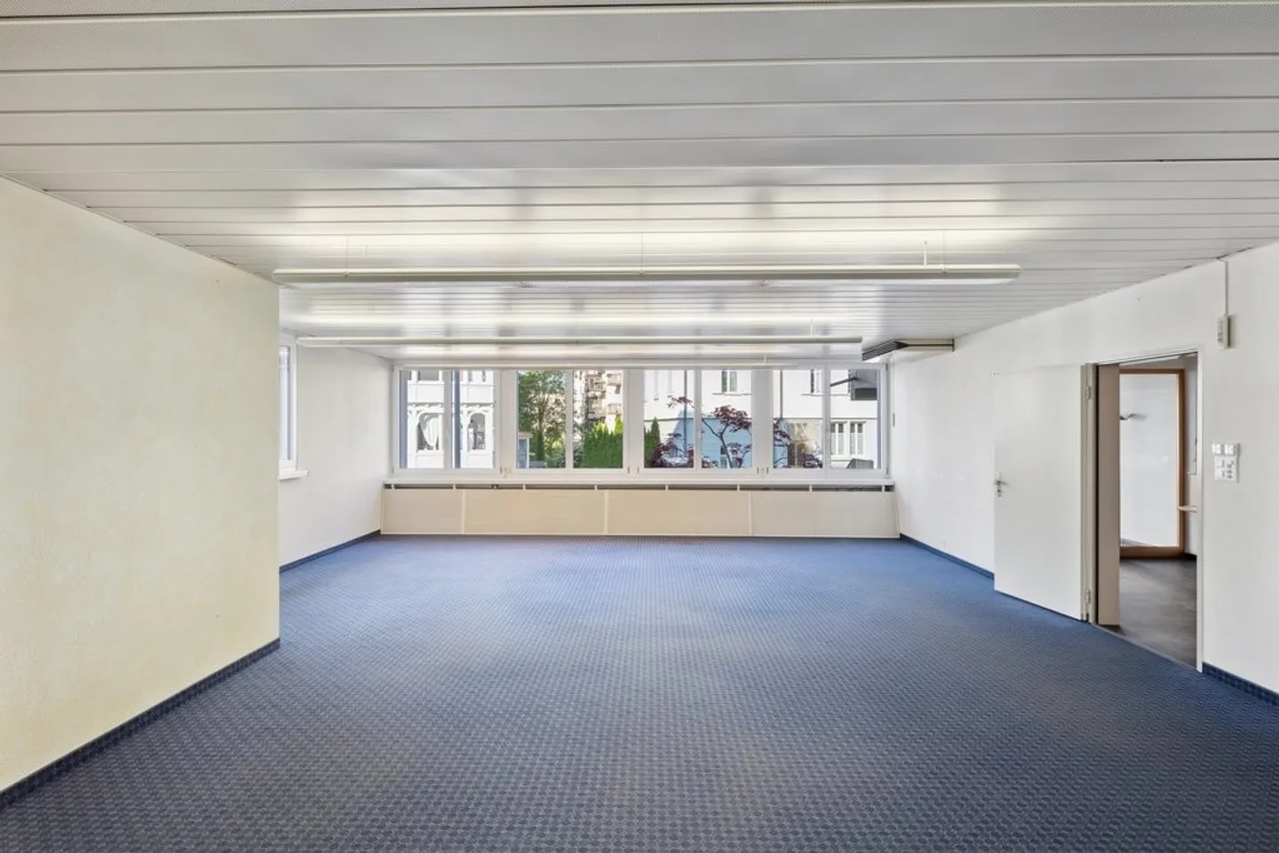 Bureaux/espaces de formation attractifs (328m2) près de l'accès autoroutier - Photo 2 sur 10