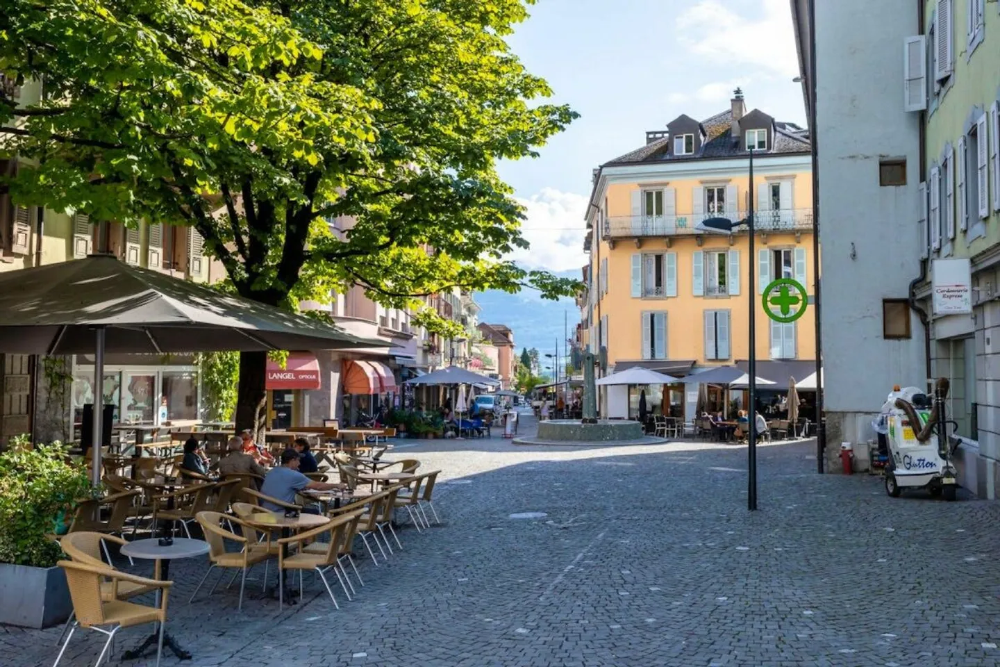 Beautiful 2.5-room apartment with balcony in the center of Monthey - Photo 10 of 11