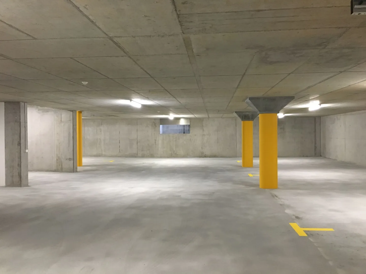 Place de parking extra large - Photo 1 sur 4