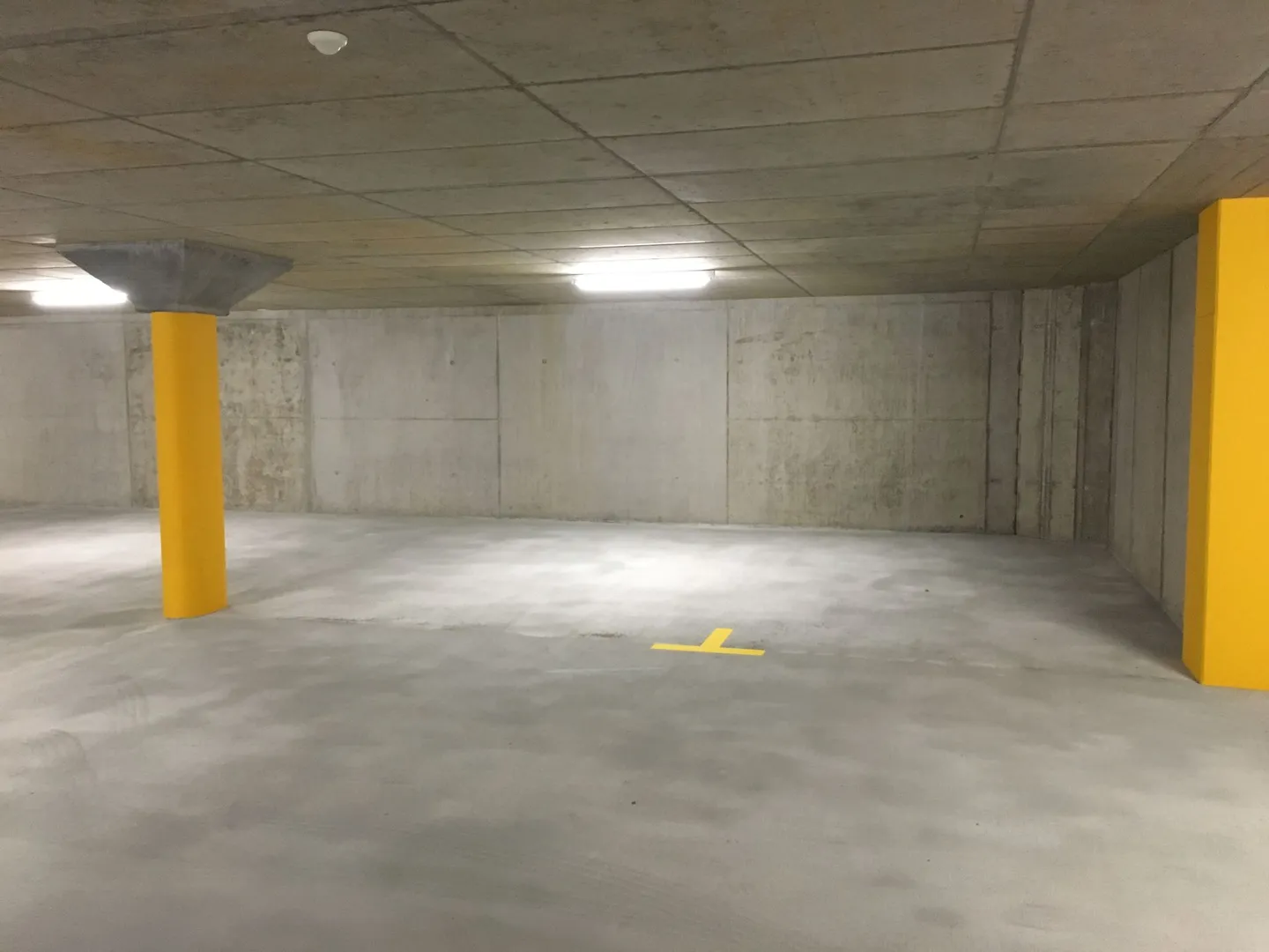Place de parking extra large - Photo 2 sur 4