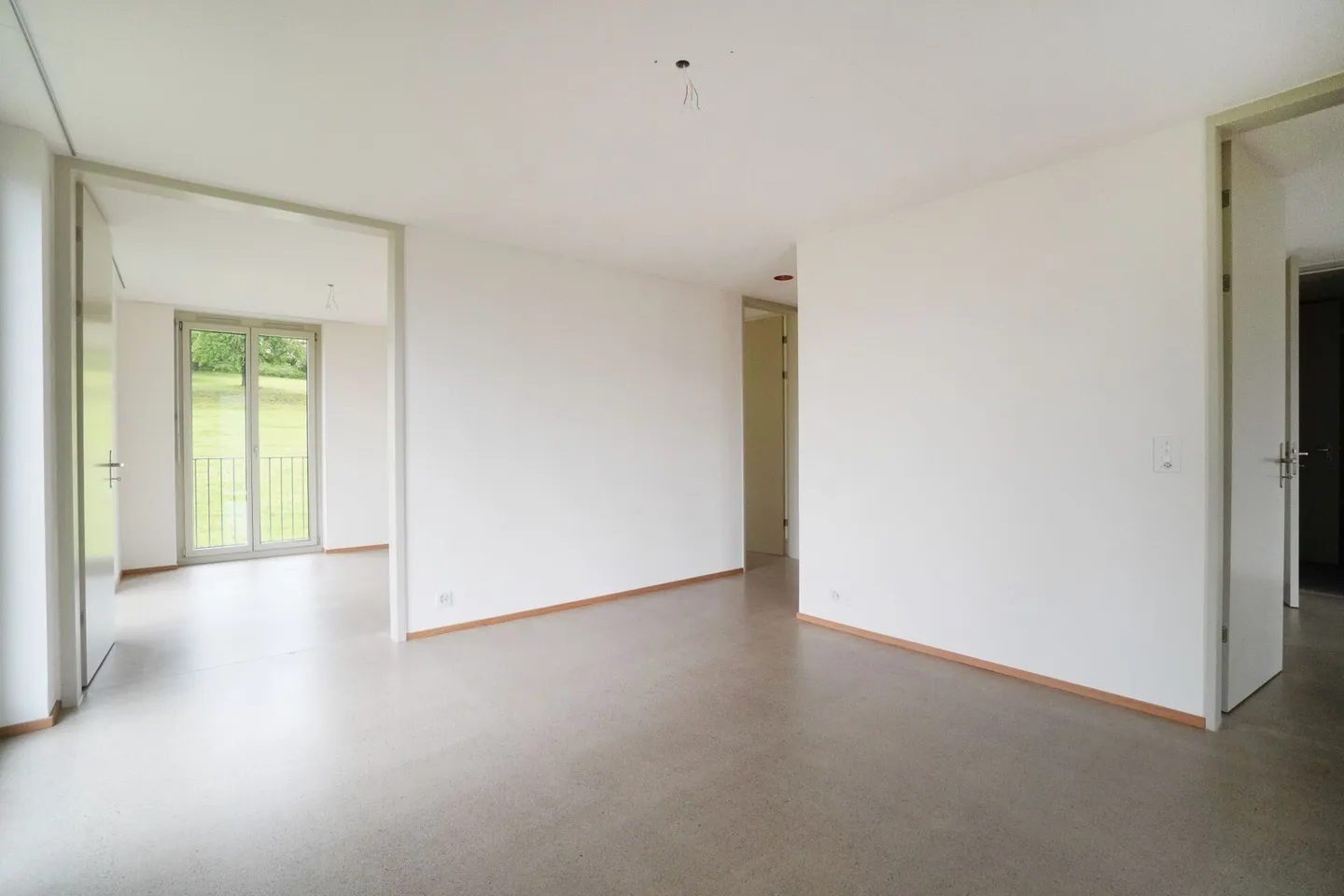 Appartement situé au calme avec balcon pour se détendre - Photo 3 sur 11