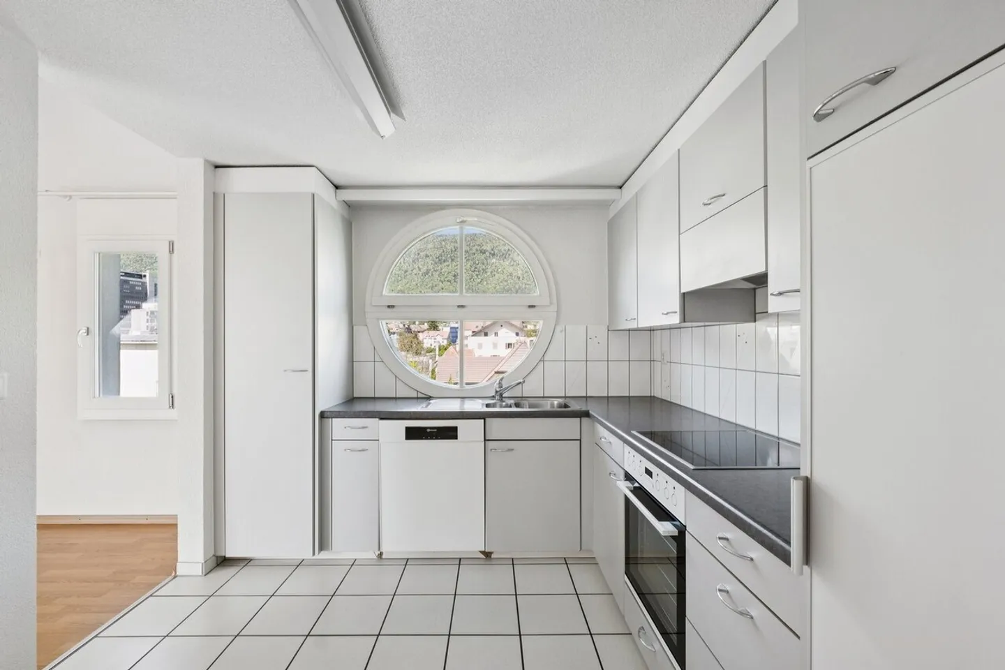 First net rent free - Stylish living in Grenchen - Photo 5 of 11