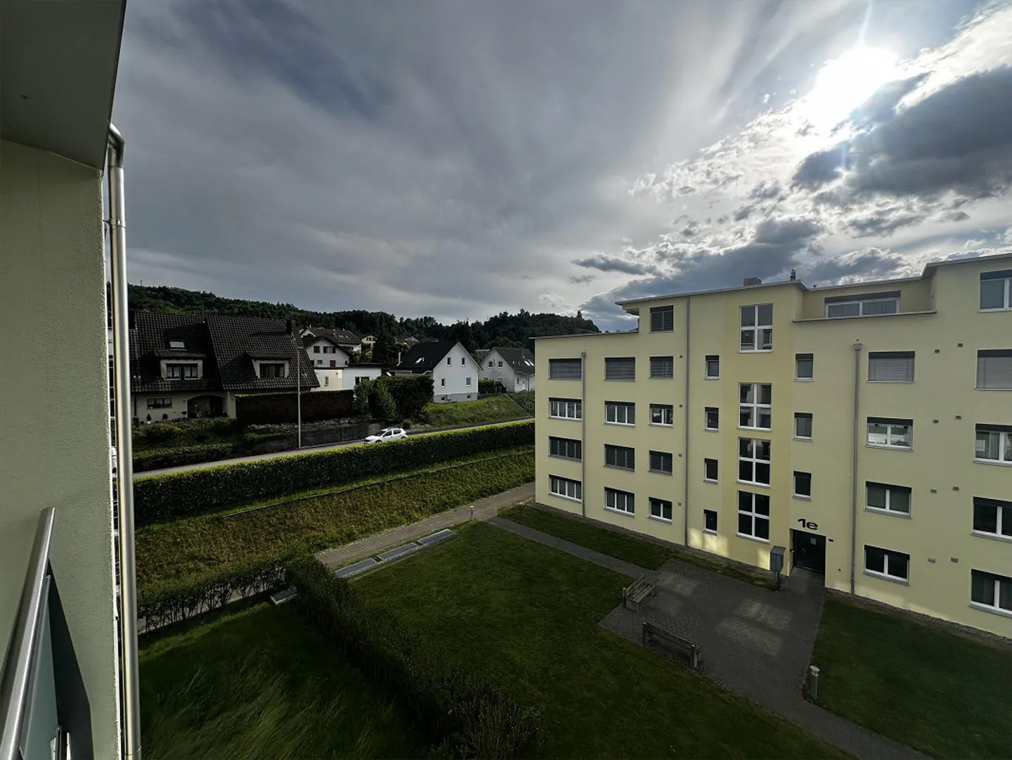 Ampio appartamento di 3,5 locali con bella vista a Safenwil - Foto 7 di 13