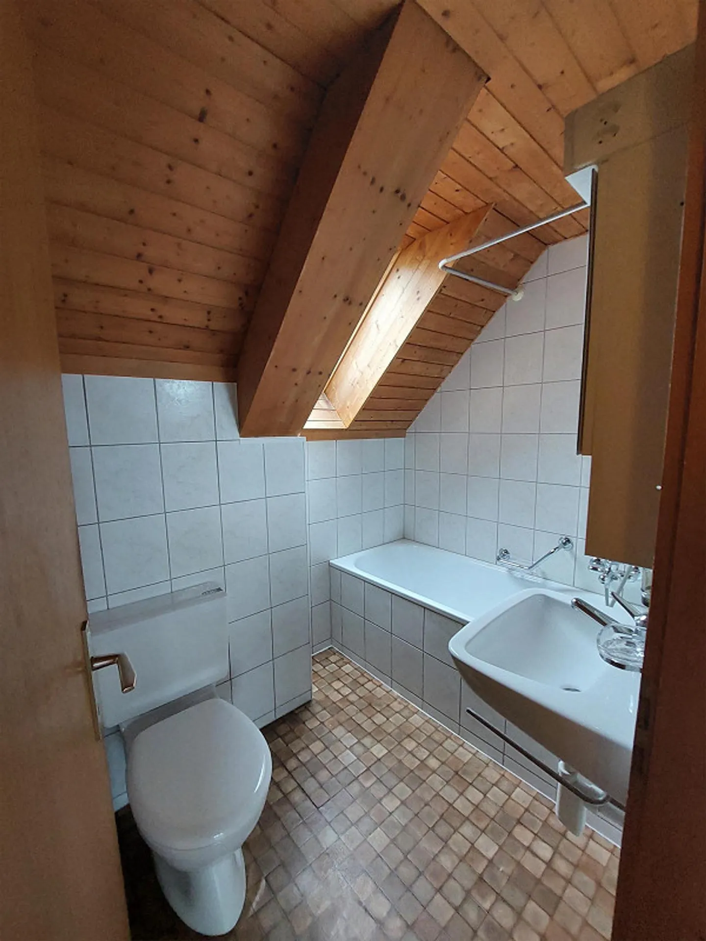 Appartement sous les combles de 3,5 pièces dans un emplacement central - Photo 6 sur 7