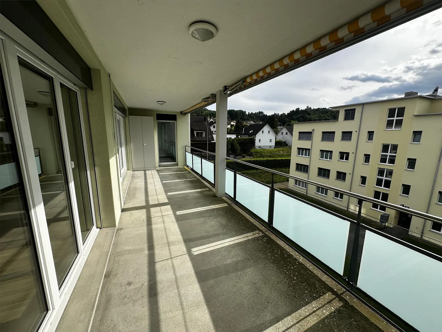 Ampio appartamento di 3,5 locali con bella vista a Safenwil - Foto 8 di 13