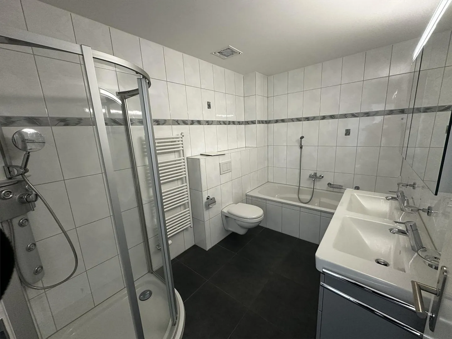 Ampio appartamento di 3,5 locali con bella vista a Safenwil - Foto 9 di 13