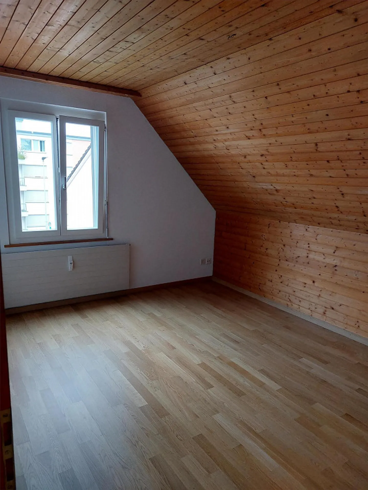Appartement sous les combles de 3,5 pièces dans un emplacement central - Photo 4 sur 7