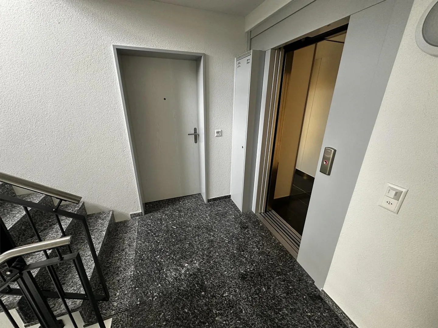 Ampio appartamento di 3,5 locali con bella vista a Safenwil - Foto 12 di 13