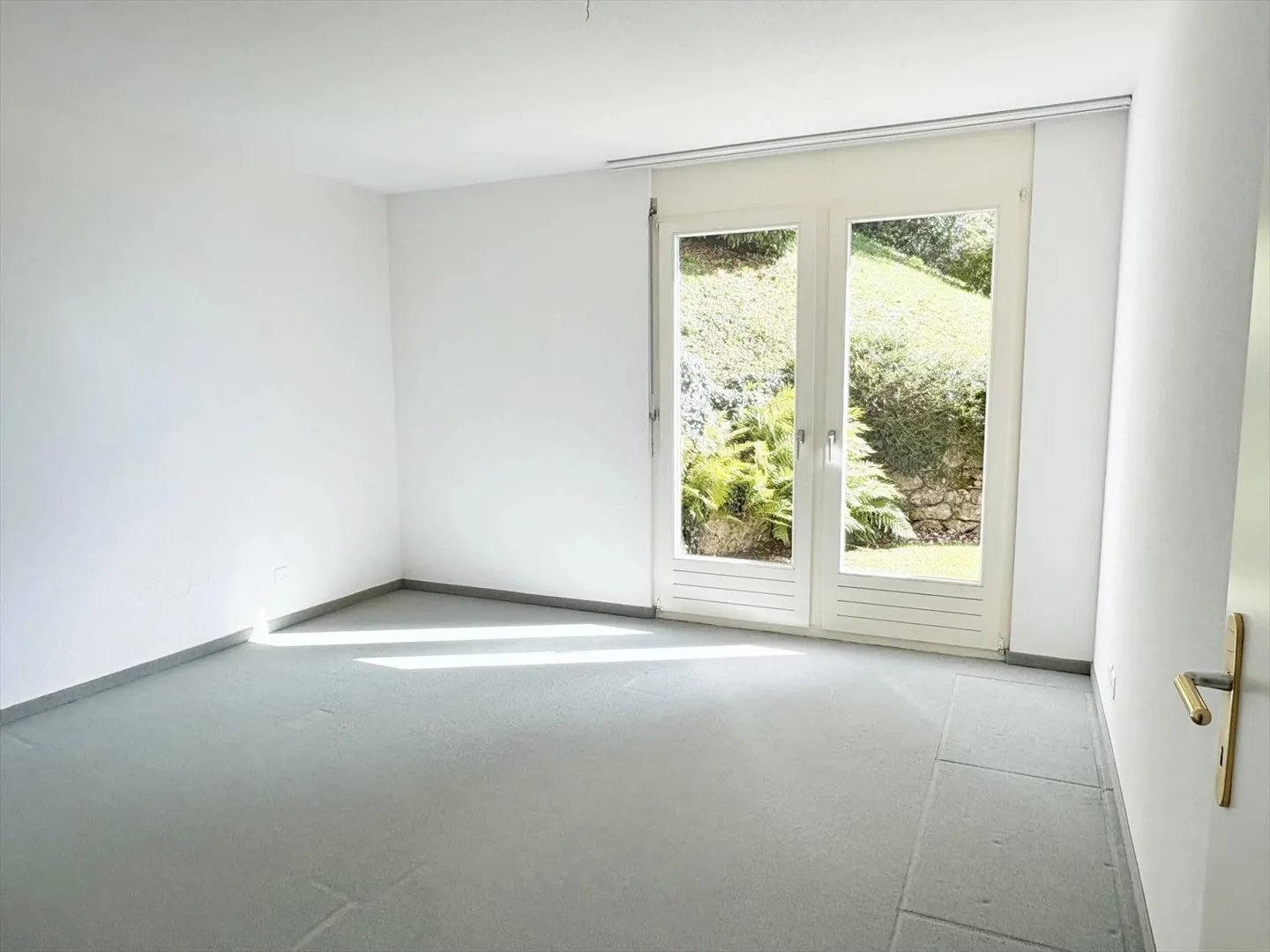 Appartement de 4 pièces en rez-de-jardin avec terrasse - Photo 3 sur 8