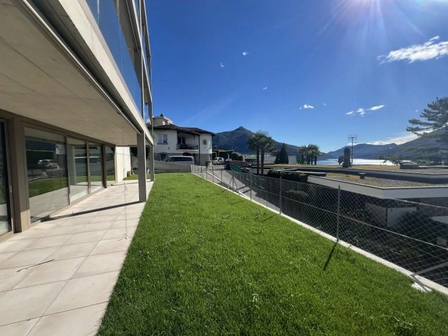 NUOVO APPARTAMENTO 2.5 LOCALI, AMPIO GIARDINO E VISTA LAGO - Foto 4 di 10