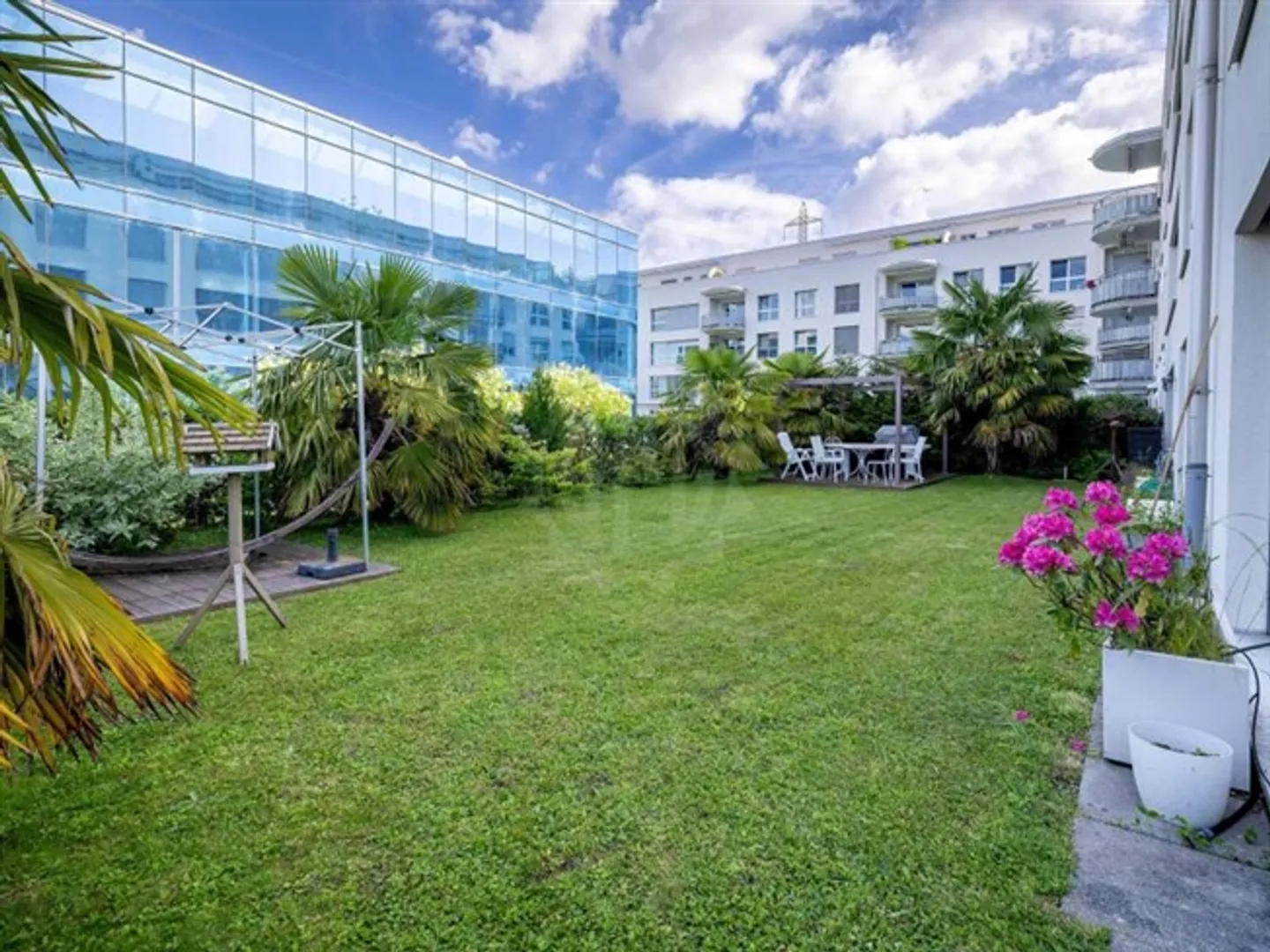 Spazio commerciale straordinario con giardino privato - Foto 9 di 10