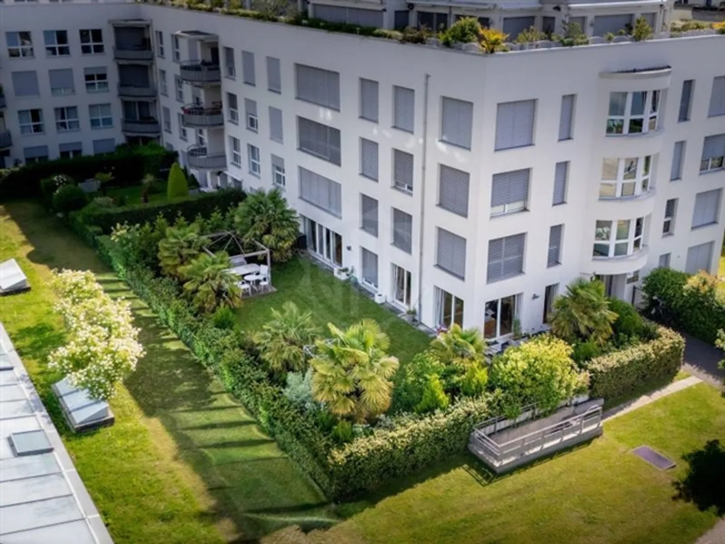 Spazio commerciale straordinario con giardino privato - Foto 2 di 10