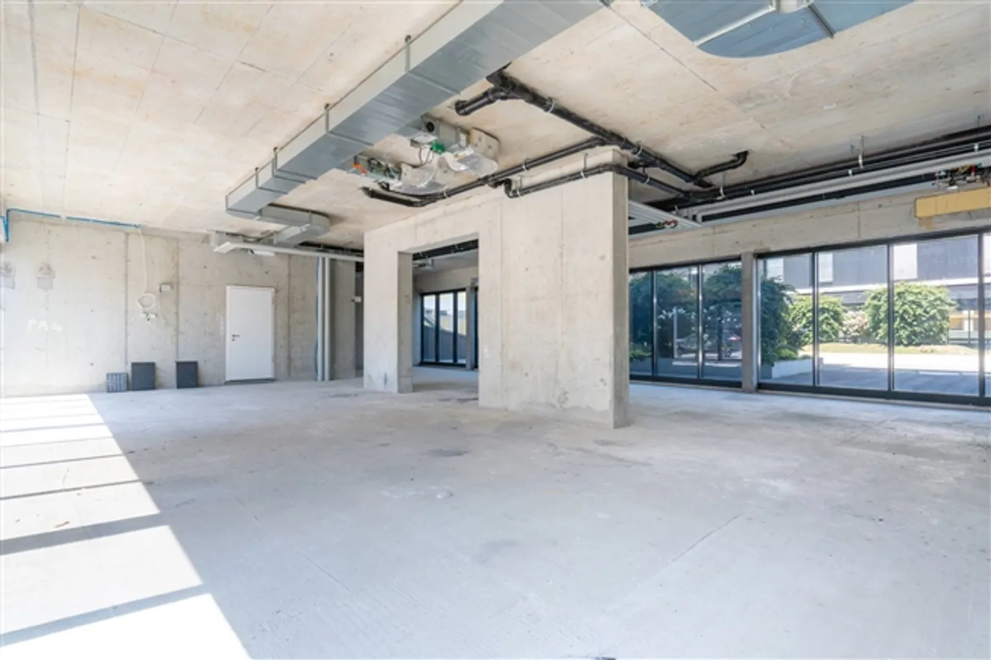 «Fläche von 171 m2 in der Passage mit schönen Fenstern direkt am Fluss» - Foto 4 von 5