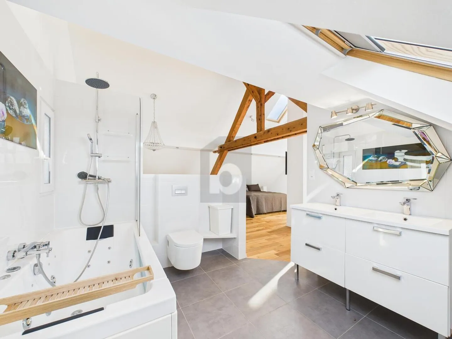 RENOVATED CHARM WITH PRIVATE POOL - Photo 5 of 6