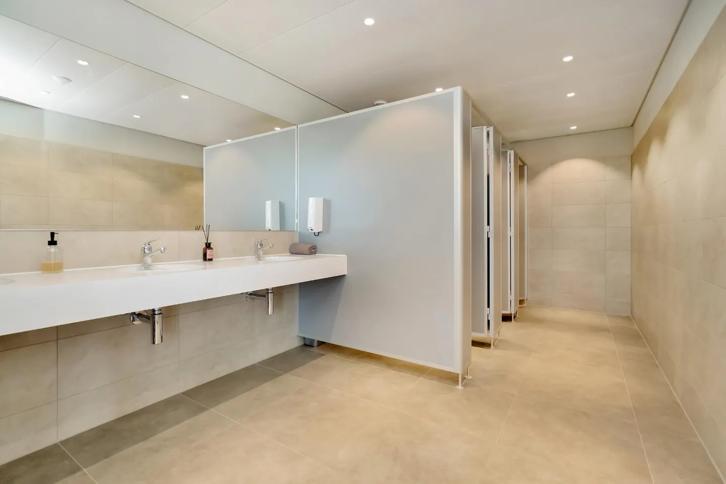 Retail Market / Showroom on the 1st Floor with Ground Floor Delivery – Gümligenfeld - Photo 6 of 9