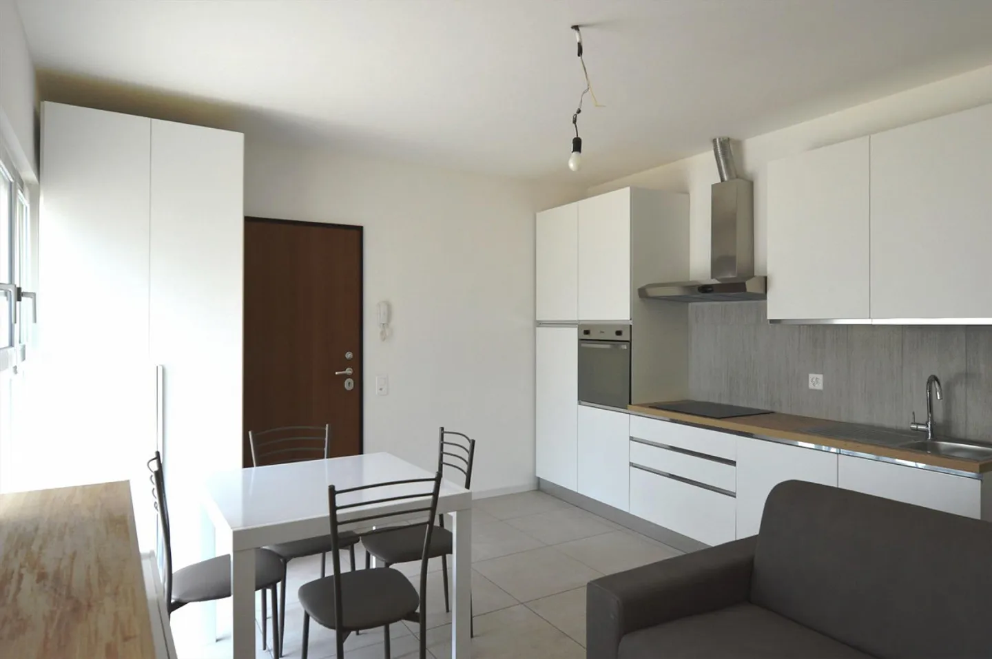 GROUND FLOOR STUDIO - COMPLETELY RENOVATED - Photo 5 of 6