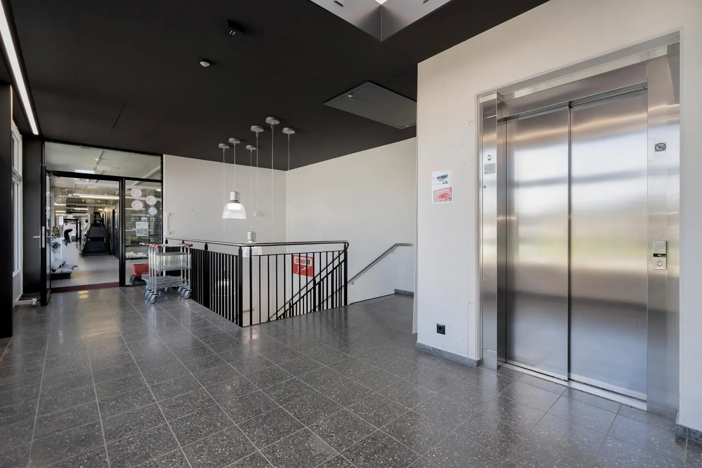 Retail Market / Showroom on the 1st Floor with Ground Floor Delivery – Gümligenfeld - Photo 8 of 9