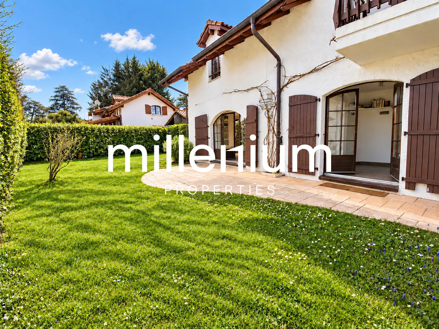 Casa Contemporanea con Giardino - Foto 1 di 9