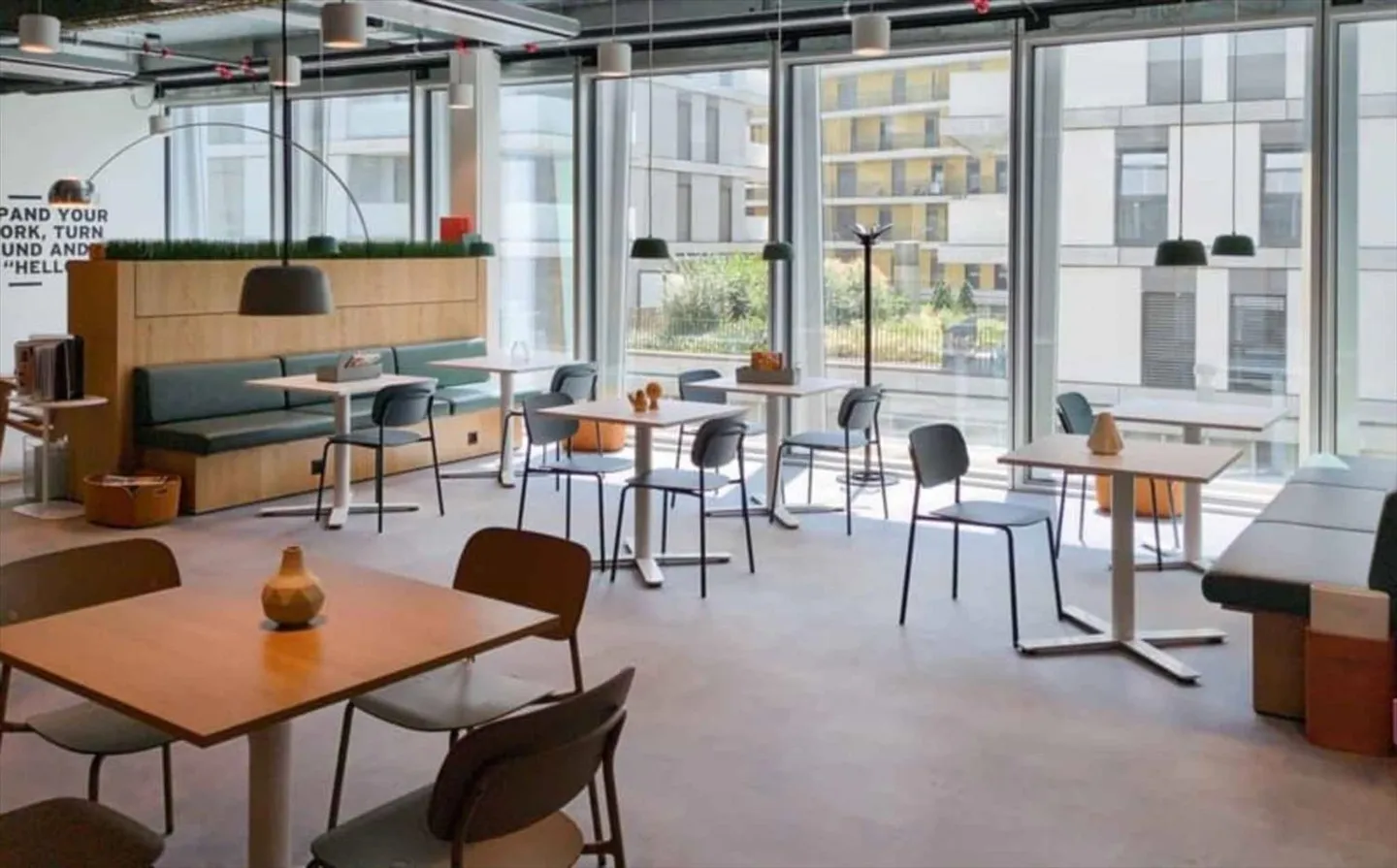 Un ufficio di coworking aperto completamente attrezzato per te e il tuo team a Quartier de l'Étang - Foto 2 di 10