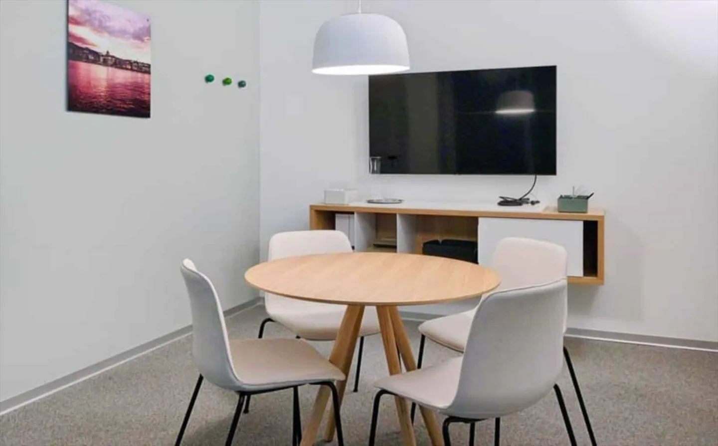 Un ufficio di coworking aperto completamente attrezzato per te e il tuo team a Quartier de l'Étang - Foto 3 di 10