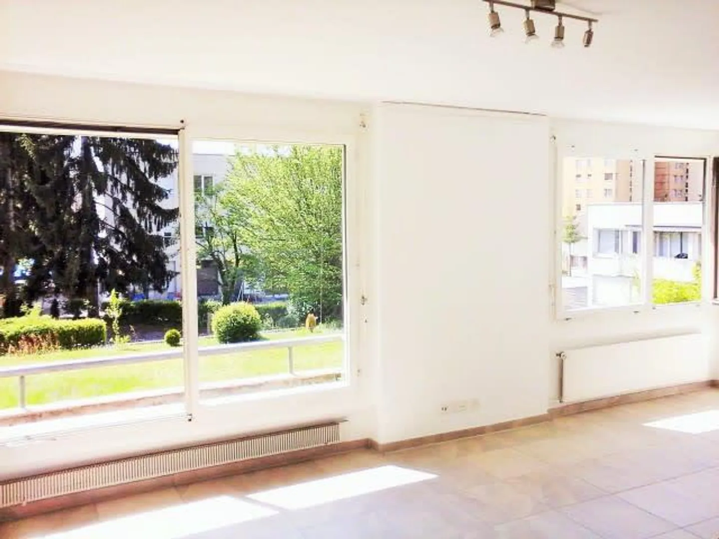 Bel et moderne appartement de 2,5 pièces dans un emplacement central à Nussbaumen - Photo 3 sur 6