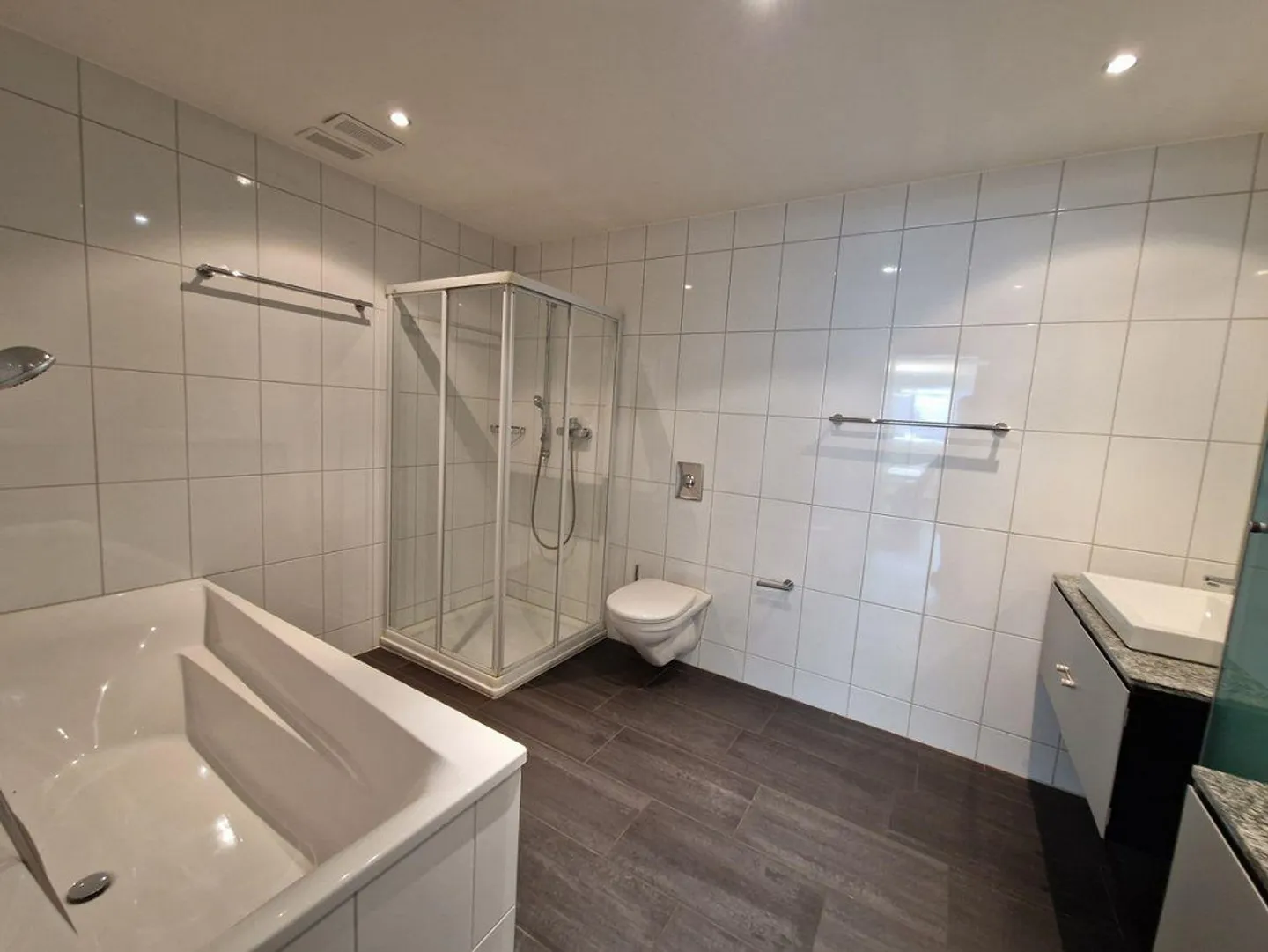 Geräumige Wohnung mit Terrasse - Foto 8 von 8