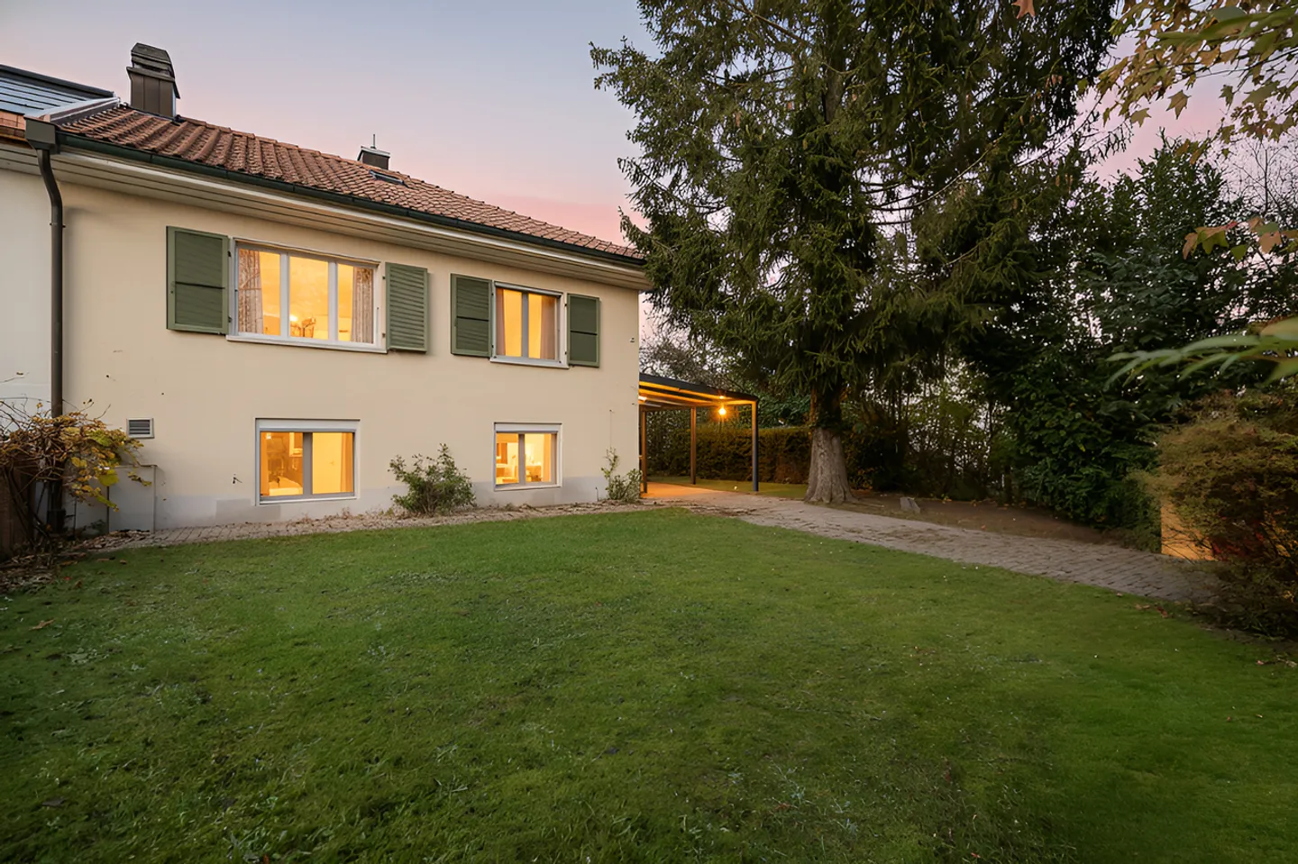 DOUBLE FAMILY HOUSE IN THE BEST LOCATION IN BERNER BURGFELD - Photo 1 of 11