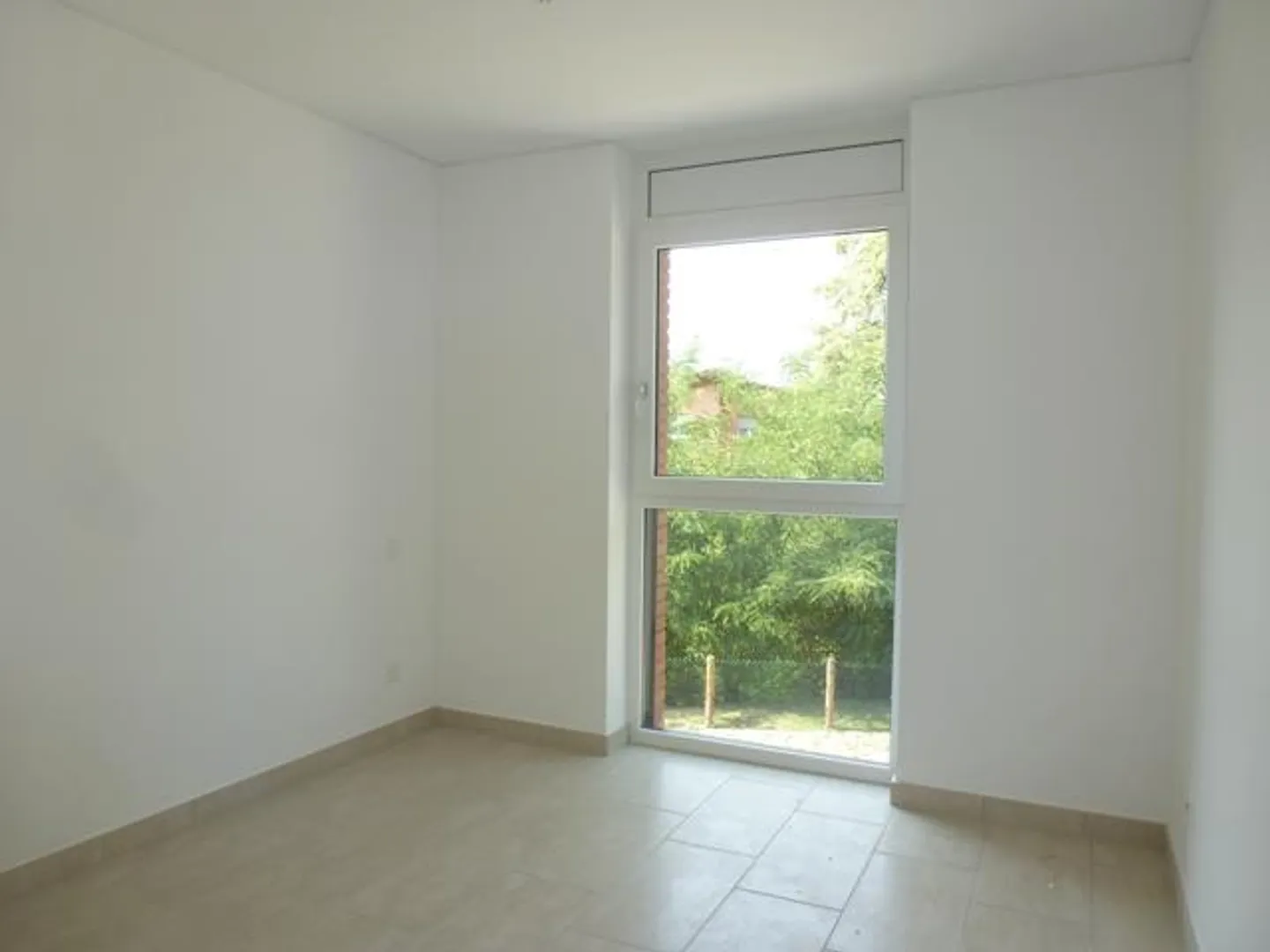 APPARTEMENT 2,5 PIÈCES DANS UN QUARTIER TRANQUILLE DANS LE VERT - Photo 4 sur 5