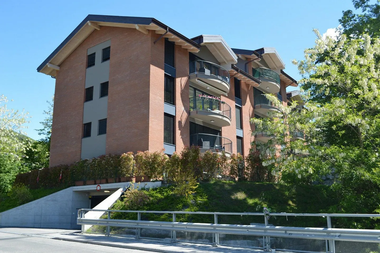 APPARTEMENT 2,5 PIÈCES DANS UN QUARTIER TRANQUILLE DANS LE VERT - Photo 1 sur 5