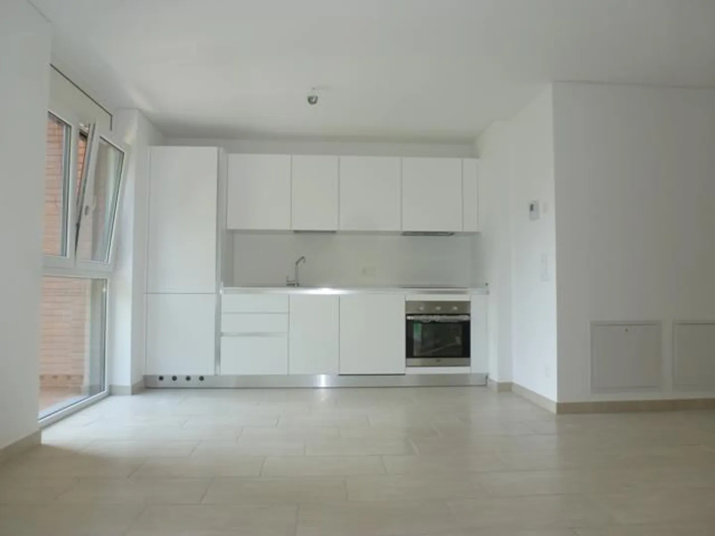 APPARTEMENT 2,5 PIÈCES DANS UN QUARTIER TRANQUILLE DANS LE VERT - Photo 2 sur 5