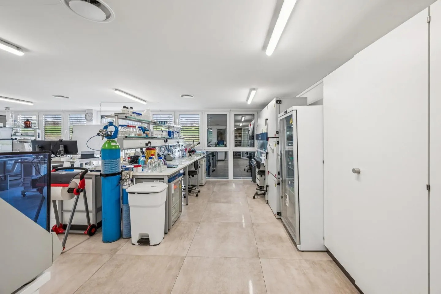 Laboratory space with offices for rent - Chavornay - Photo 2 of 9