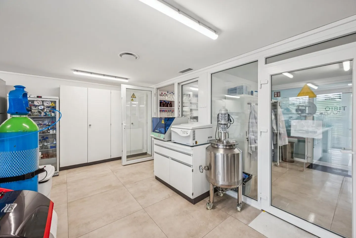 Laboratory space with offices for rent - Chavornay - Photo 3 of 9