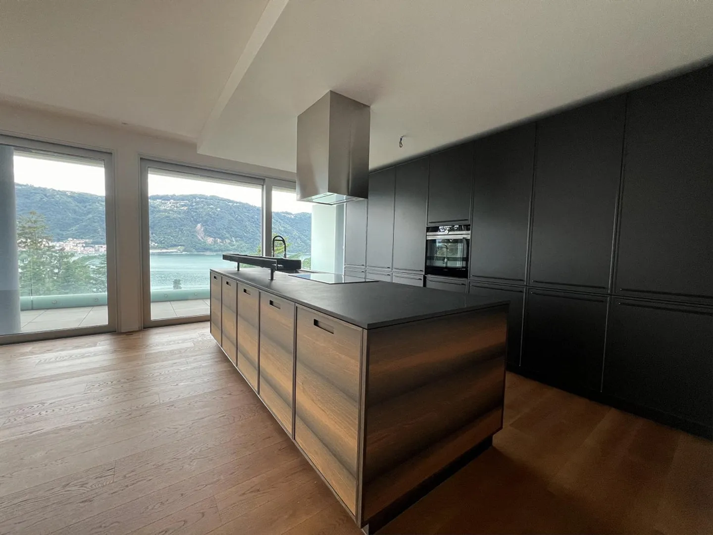 ATTICO DI 4.5 LOCALI CON SPLENDIDA VISTA LAGO - Foto 2 di 12