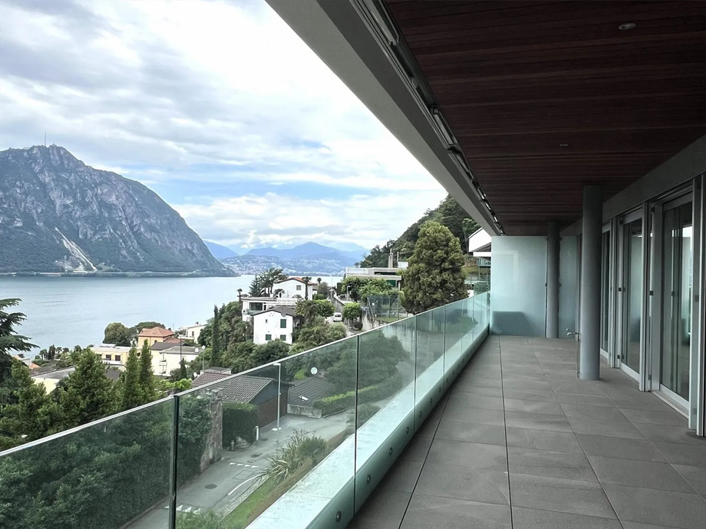 ATTICO DI 4.5 LOCALI CON SPLENDIDA VISTA LAGO - Foto 3 di 12