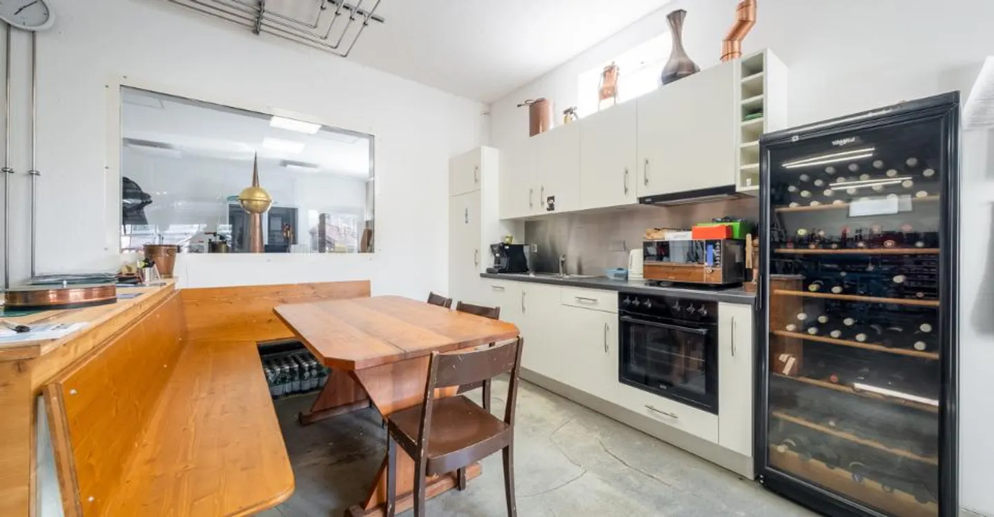 EDIFICIO MISTO CENTRALE - SPAZIO COMMERCIALE + APPARTAMENTO 3,5 STANZE - ESCLUSIVITÀ - Foto 3 di 13