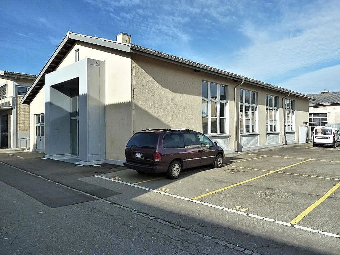 Attraktive Gewerbehalle mit vielen Parkplätzen (Marina Horn). - Foto 4 von 15