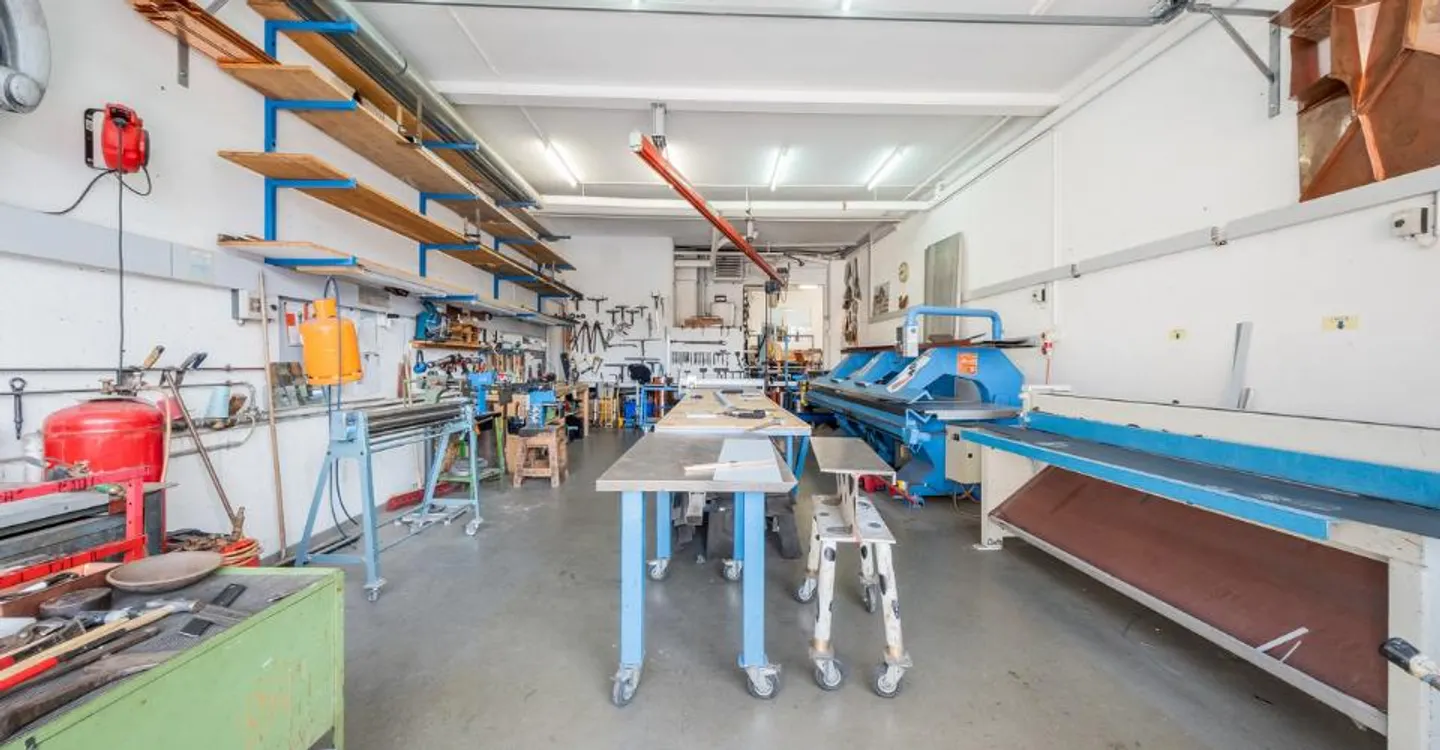EDIFICIO MISTO CENTRALE - SPAZIO COMMERCIALE + APPARTAMENTO 3,5 STANZE - ESCLUSIVITÀ - Foto 10 di 13