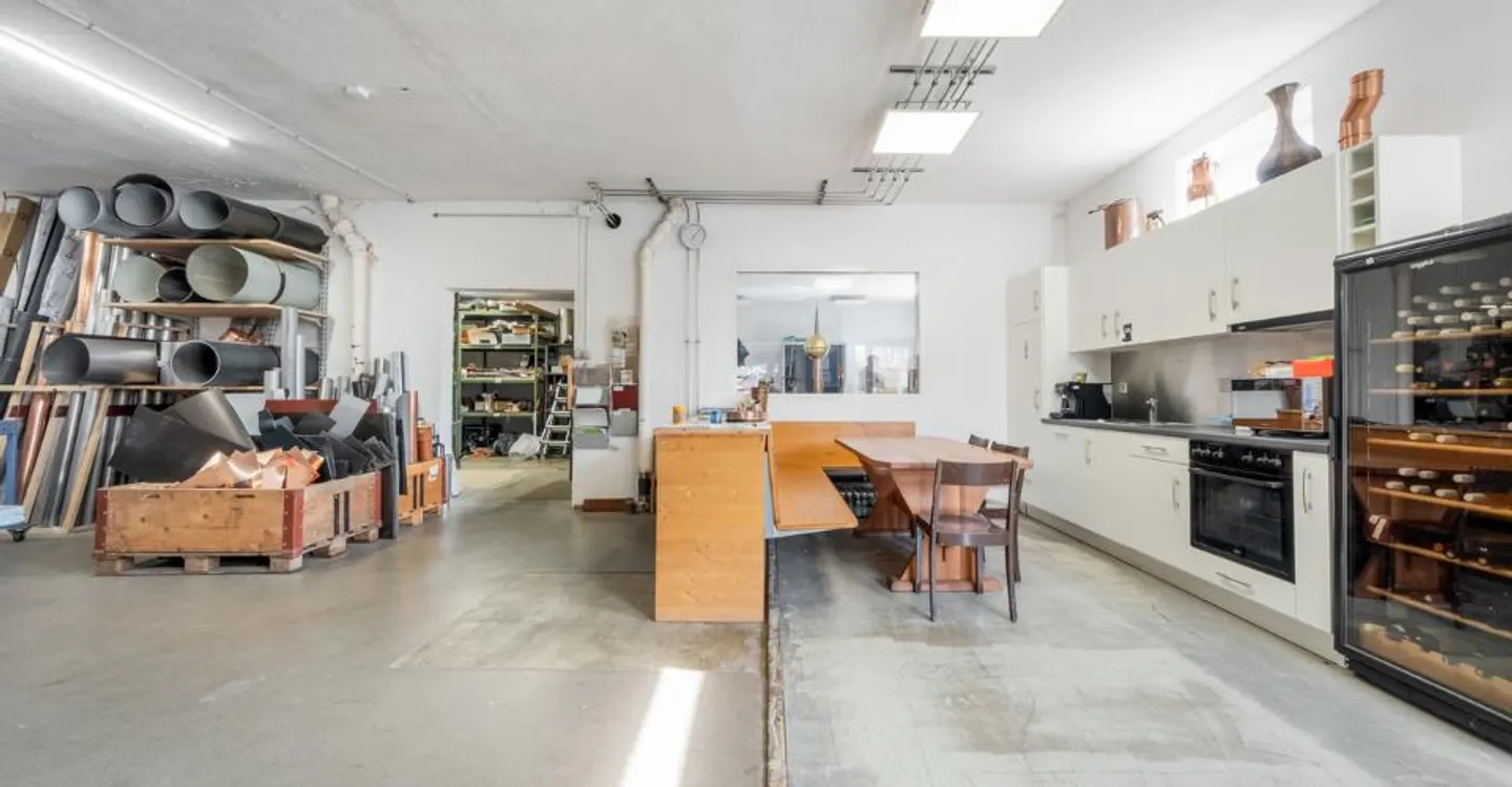 EDIFICIO MISTO CENTRALE - SPAZIO COMMERCIALE + APPARTAMENTO 3,5 STANZE - ESCLUSIVITÀ - Foto 11 di 13