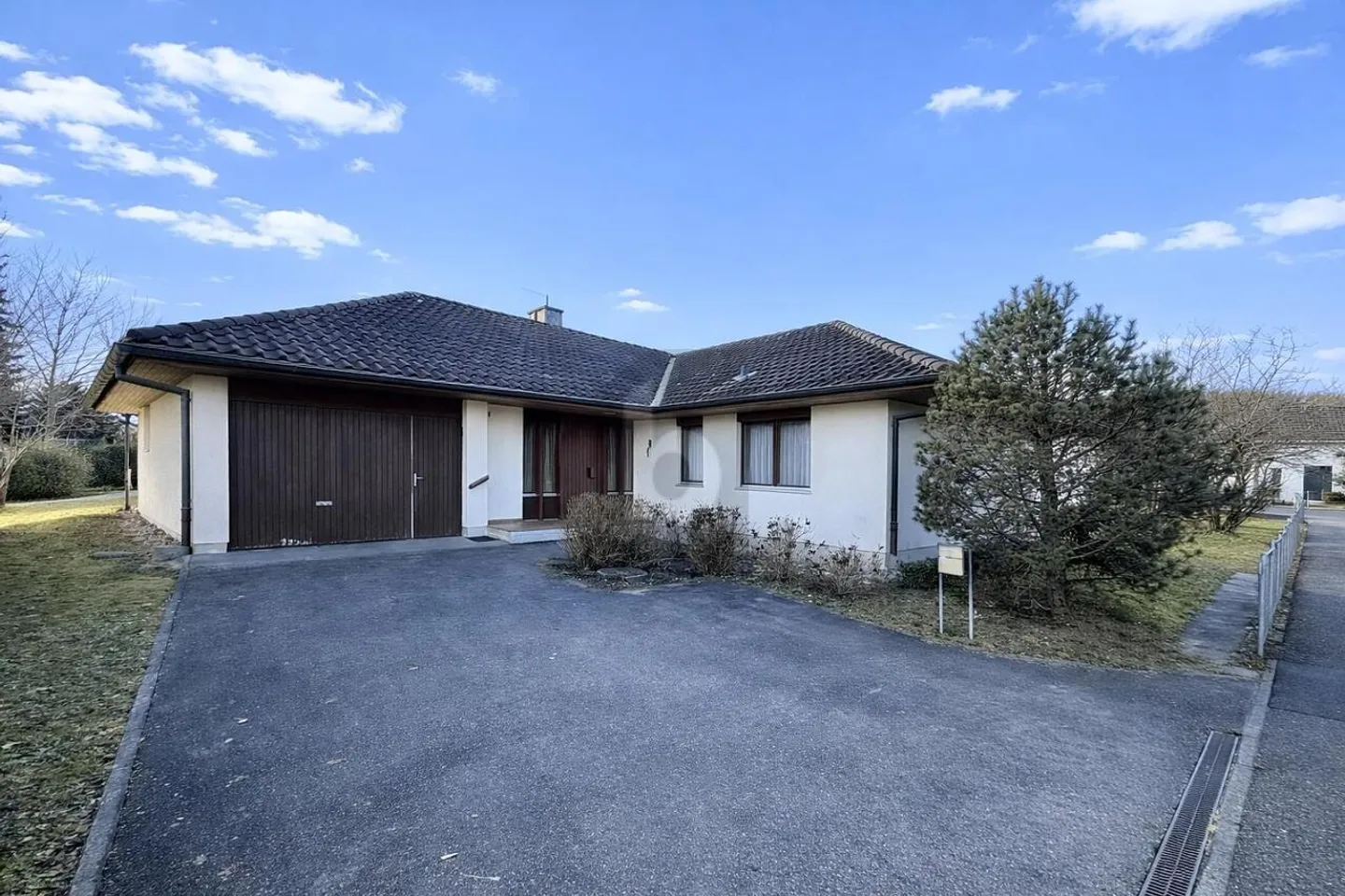 GROSSZÜGIG, LICHTDURCHFLUTET UND NATURNAH - Foto 2 von 5