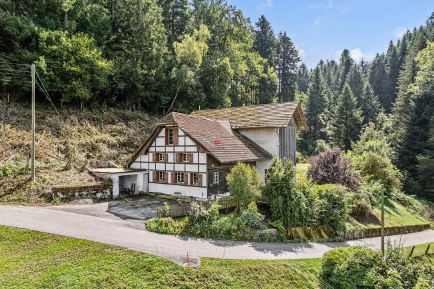 Farmhouse with barn as a feel-good oasis in idyllic nature - Photo 1 of 14