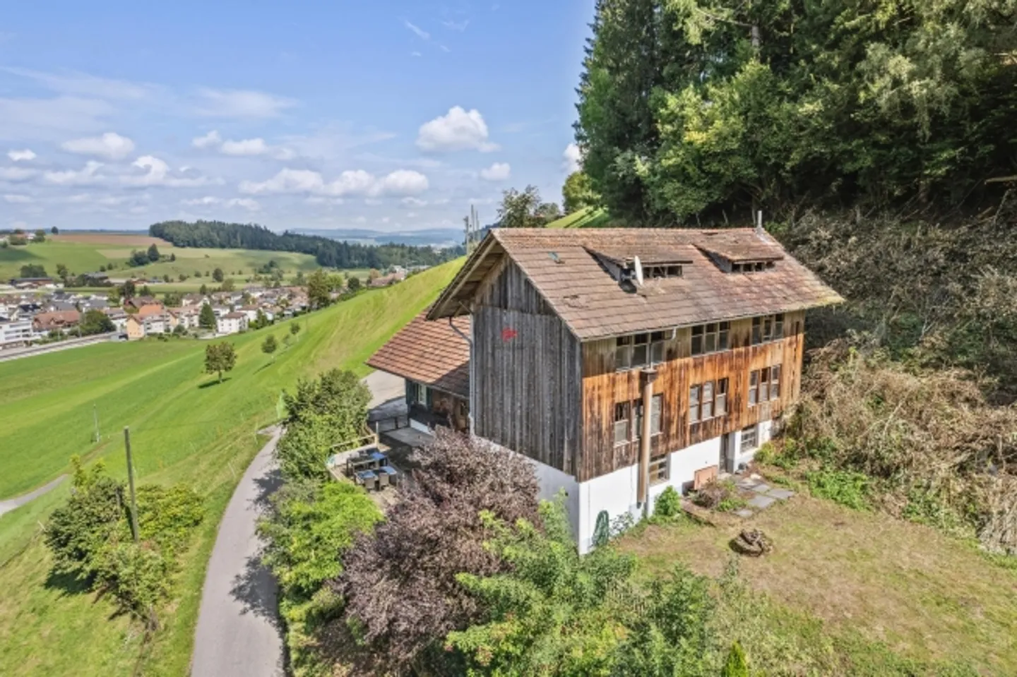 Farmhouse with barn as a feel-good oasis in idyllic nature - Photo 2 of 14